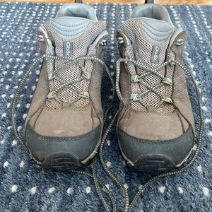 Oboz women’s hiking books